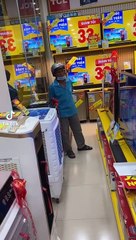 Con gái hiếu thảo mua tặng tivi cho bố mẹ