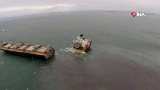 Japonya’da karaya oturan yük gemisi ikiye bölündü