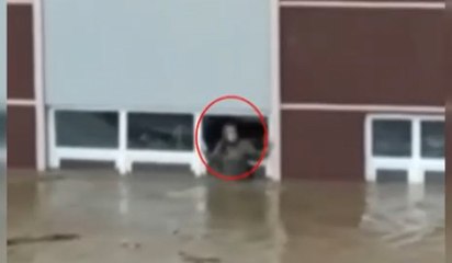 Selde okul camına çıkan kadın kurtarılmayı böyle bekledi