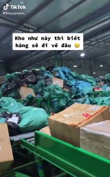 Hàng xếp đống hỗn độn trong kho khiến nhiều chị em săn sale khóc ròng