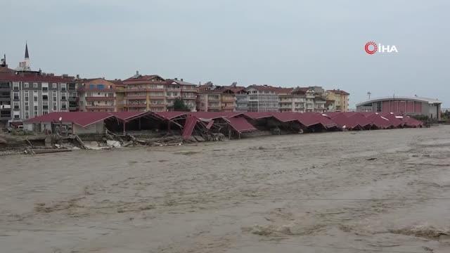 Ayancık'ta vatandaşlar kışlık odunu selden çıkarıyor