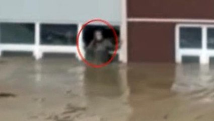 Kastamonu'da selde okul camına çıkan kadın kurtarılmayı bekledi! O anlar kamerada