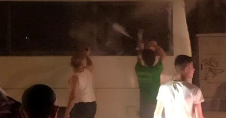 Park halindeyken yanan midibüse ilk müdahaleyi vatandaş yaptı