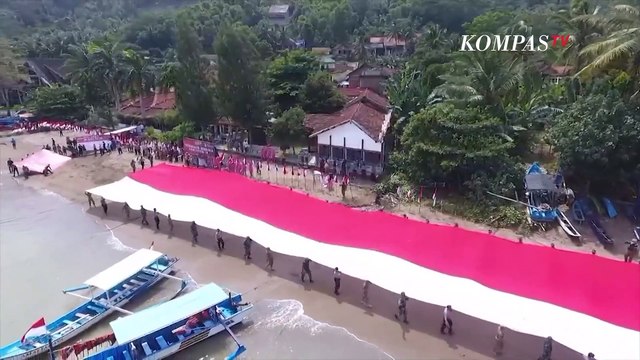 Momen Pembentangan Bendera Merah Putih Raksasa di Pantai Selatan Trenggalek