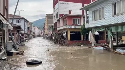 KASTAMONU - Evleri sular altında kalan vatandaşlar botlarla tahliye edildi