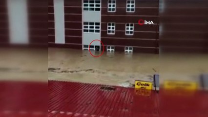 Kastamonu’da selde okul camına çıkan kadın kurtarılmayı böyle bekledi