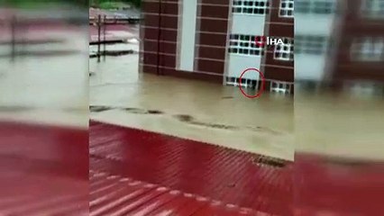 Kastamonu’da selde okul camına çıkan kadın kurtarılmayı böyle bekledi