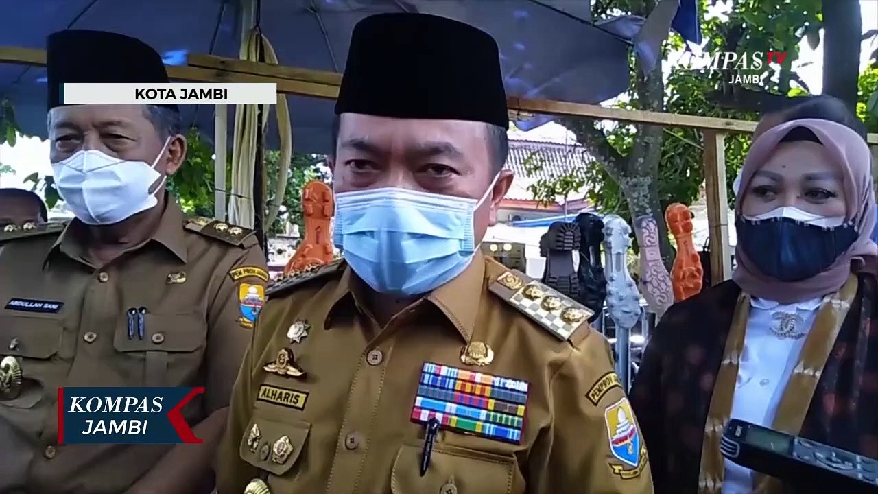 Gubernur Salurkan Bantuan Warga Terdampak Covid