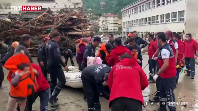 Kastamonu'da vatandaşlar botlarla tahliye edildi