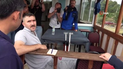 Bakan Kurum, duvar kırarak çocuklarını selden kurtarırken yaralanan baba ile görüştü