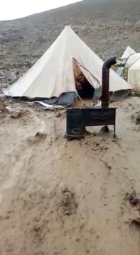 Sağanak yağış göçerleri vurdu: Çadırlar sular altında kaldı