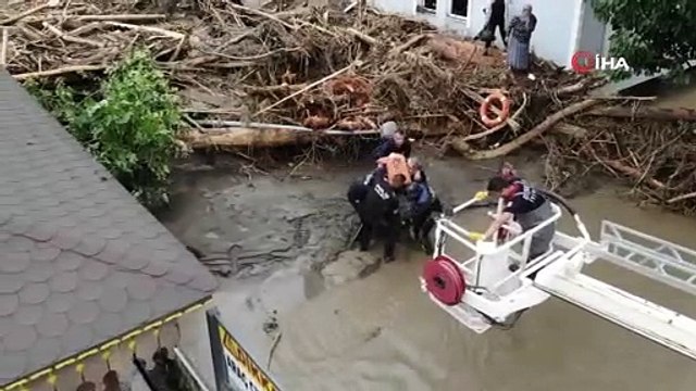 Görüntüler sel bölgesinden... Film sahnelerini aratmadı