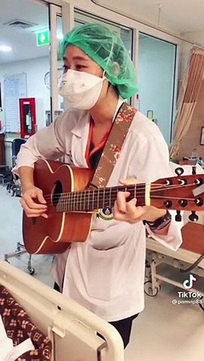 ประทับใจ หมอรพ.รามาฯ เล่นกีตาร์ร้องเพลง ให้ผู้ป่วยฟังระหว่างพักรักษาตัว