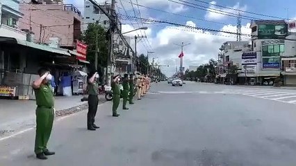 Đồng đội nghiêm trang tiễn biệt xe tang đại úy hy sinh vì Covid-19