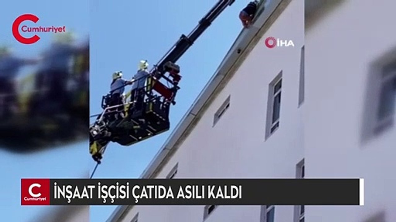 İnşaat işçisi çatıda asılı kaldı