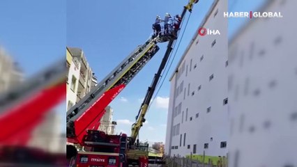 Çatı asılı kalan kişi uzun süre kurtarılmayı bekledi