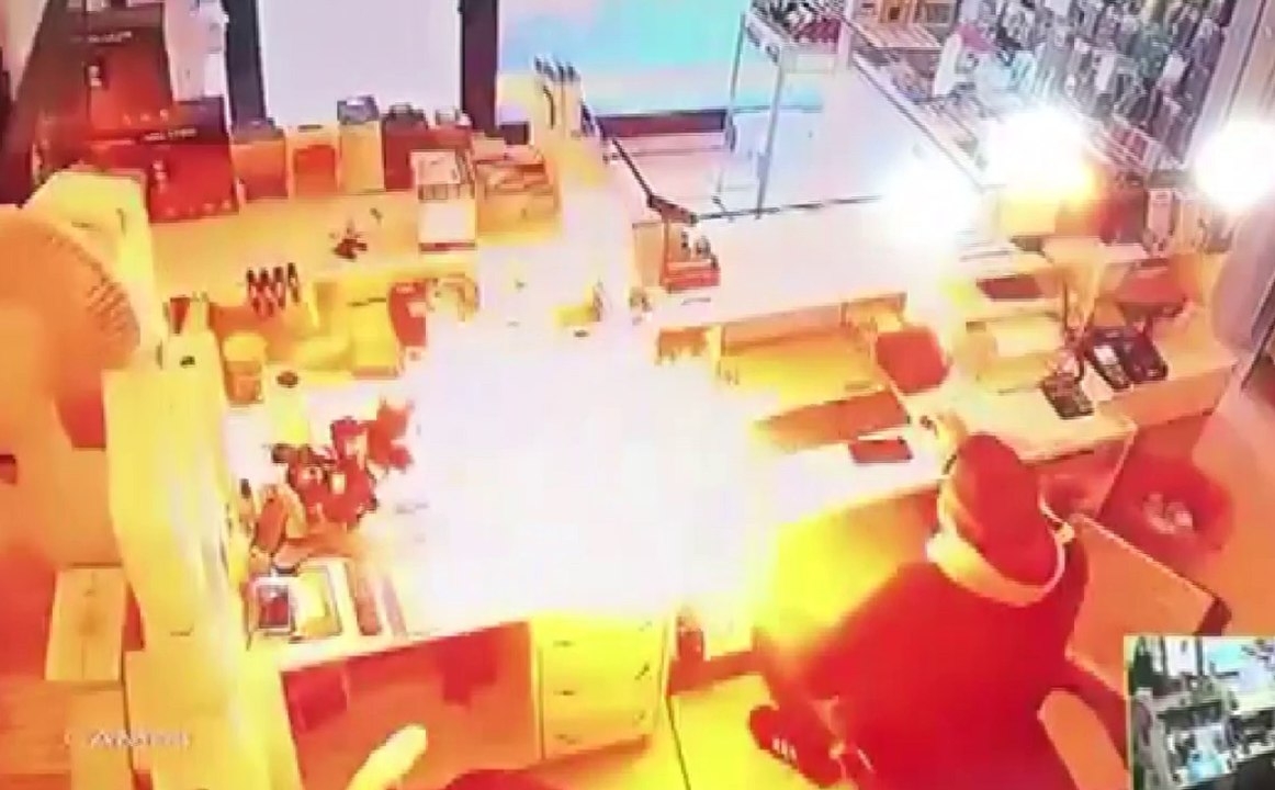 Telefon bataryası bomba gibi patladı