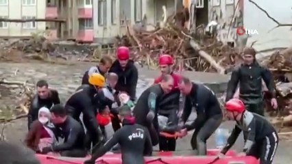 Yaşlı vatandaşlar botlarla alınıp, sırtlarda taşındılar