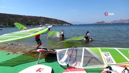 Sert rüzgarda zorlu mücadele veriyorlar