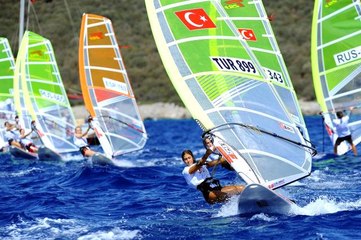 Sert rüzgarda zorlu mücadele veriyorlar