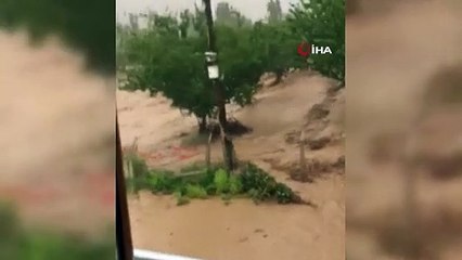 Malatya'da taşan dere sele neden oldu, o anlar kamerada