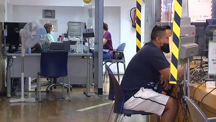 Скачать видео: La falta de oportunidades laborales y los empleos precarios dejan a los jóvenes sin futuro