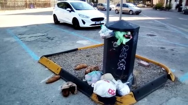 Andria: questa non è raccolta porta a porta . Ancora inciviltà nel centro abitato