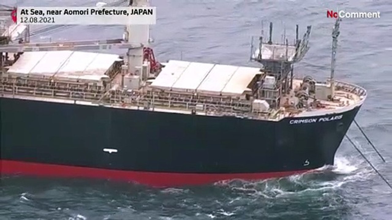 Frachter zerbricht in zwei Hälften