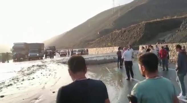 ERZİNCAN-SİVAS KARAYOLUNDA HEYELAN MEYDANA GELDİ