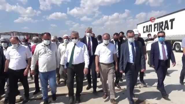 Diyarbakır Valisi Münir Karaloğlu, tarlada kurutulmuş domatesleri inceledi