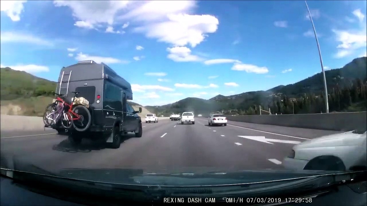 Ce conducteur réussi à éviter le pire sur l'autoroute après avoir perdu le contrôle de sa voiture