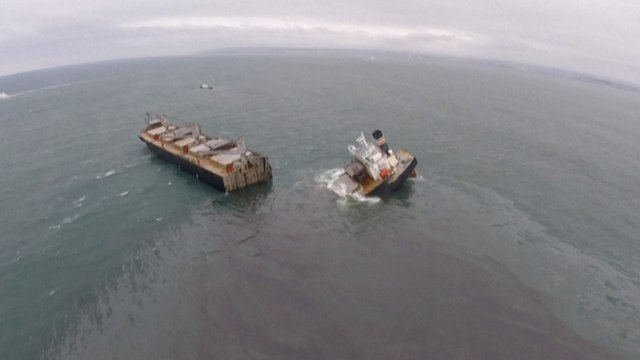 Japon: un cargo panaméen se brise en deux, l'équipage sauf