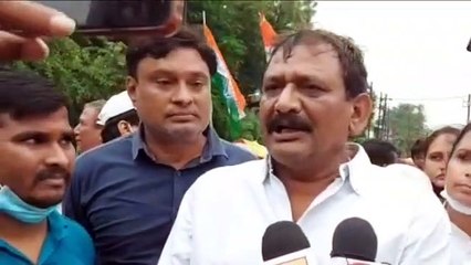 कांग्रेस की सड़क के गड्ढों पर कूदने की प्रतियोगिता देखे वीडियो