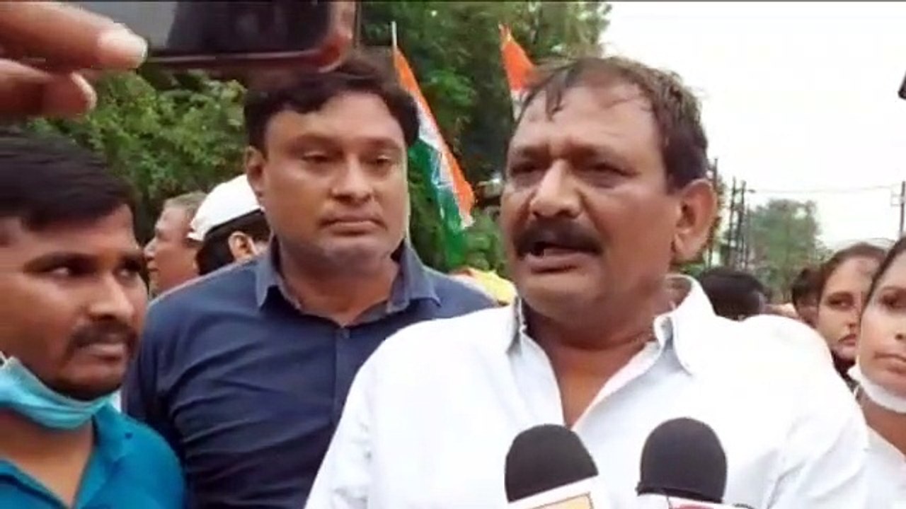 कांग्रेस की सड़क के गड्ढों पर कूदने की प्रतियोगिता देखे वीडियो