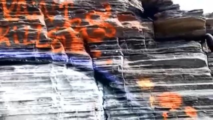 Vandalismo con grafitis en Cala Cocón, Murcia