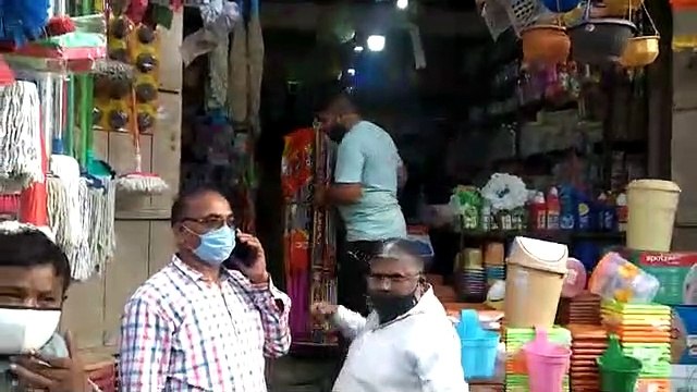 बिना मास्क कर रहा था दुकानदारी, एसडीएम ने सील कराई दुकान