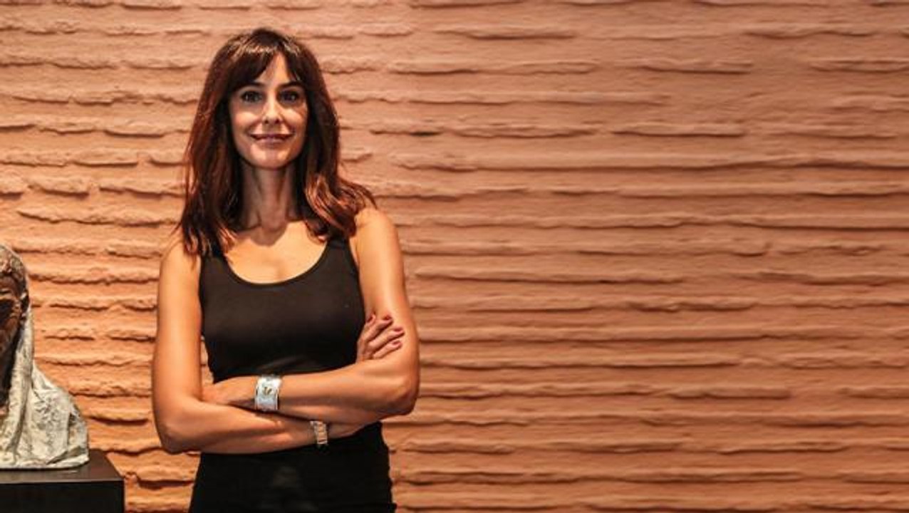 Ünlü oyuncu Arzum Onan, sarı bikinisiyle yıllara meydan okudu