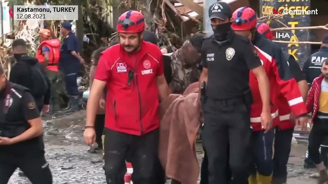 شاهد: فيضانات وسيول عارمة في تركيا وحرائق مدمرة بالجزائر