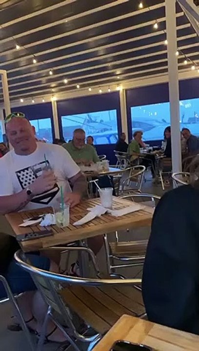 Bebé Cria Clima De Diversão Num Restaurante