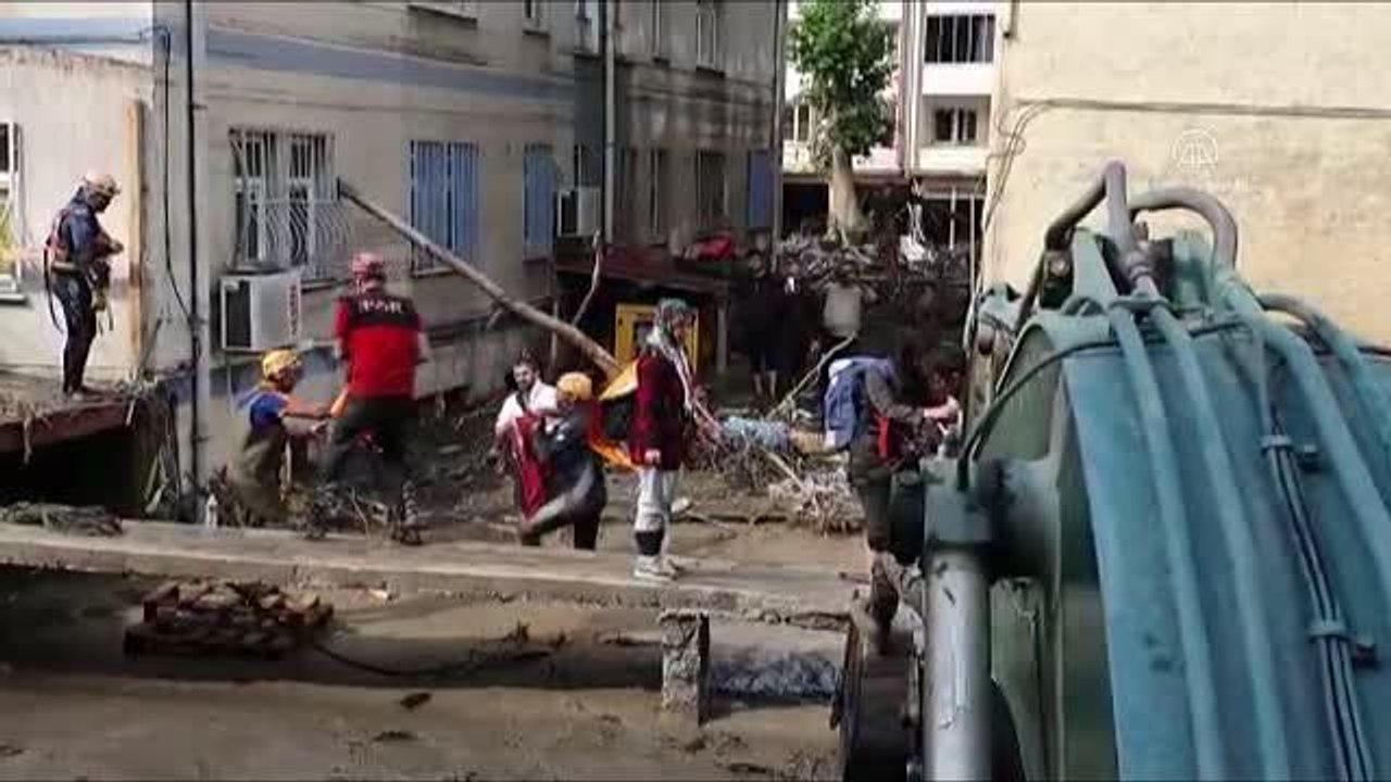 Son dakika... KASTAMONU - Sel sularından çıkarılan Türk bayrağı Bozkurt İlçe Emniyet Amirliği binasına asıldı