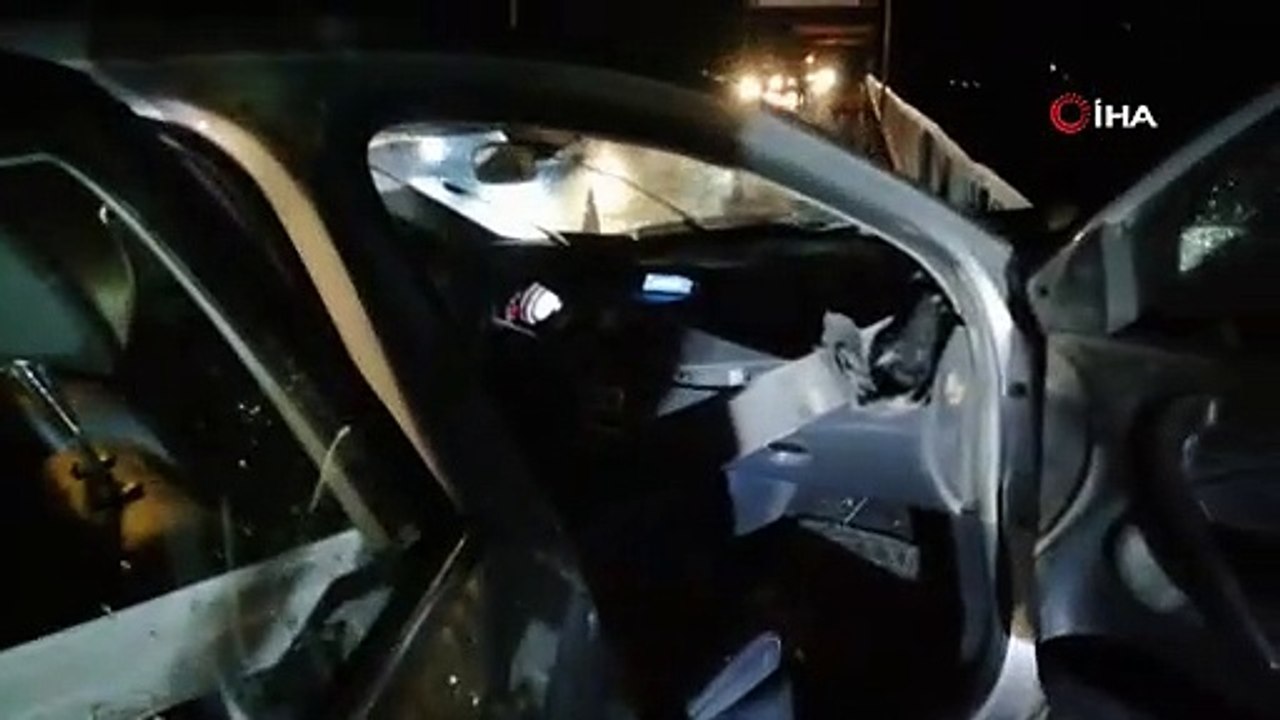 Otomobil korkuluklara ok gibi saplandı: 2 yaralı