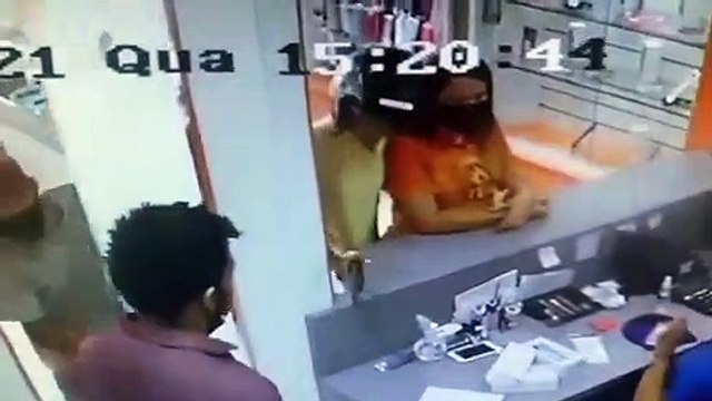 Homens assaltam loja no centro de Sousa em plena luz do dia e em seguida fogem a pé