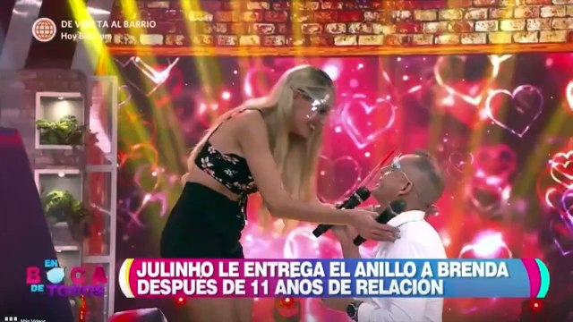 Julinho se quiebra en vivo y le entrega anillo a Brenda Carvalho