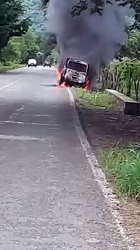 Enfrentamiento en la frentera Guatemala México, deja dos vehículos incendiados