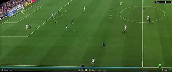 مشاهد طريفة: طفل يركض داخل ملعب كرة قدم أثناء المباراة وأمه تلاحقه