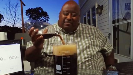 YouTuber: يشرب 2 لتر من المشروبات الغازية في 18.45 ثانية ويسجل رقم قياسي