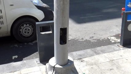 Sultangazi'de kapakları çalınan aydınlatma direkleri tehlike saçıyor