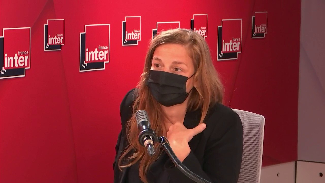 Clarisse Hahn : "Dans une partie de la série de photos, j'ai photographié les hommes de Barbès dans l'intimité. Ils se débarrassent de cette cuirasse qu'ils sont obligés de revêtir quand ils sont dans la rue, parce que le danger vient de partout."