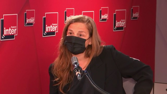 Clarisse Hahn : L'appareil photo est une sorte de prothèse qui nous projette à la surface du corps de l'autre. Il nous permet de nous cacher, de nous retrancher, pour regarder encore plus intensément.