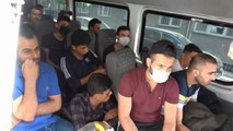 SULTANGAZİ'DE BİR MİNİBÜS DOLUSU KAÇAK GÖÇMEN YAKALANDI